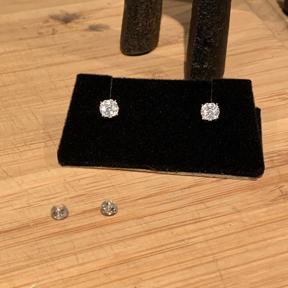 Beautiful multi-stone Moissanite stud earrings - Picture 2 of 4
